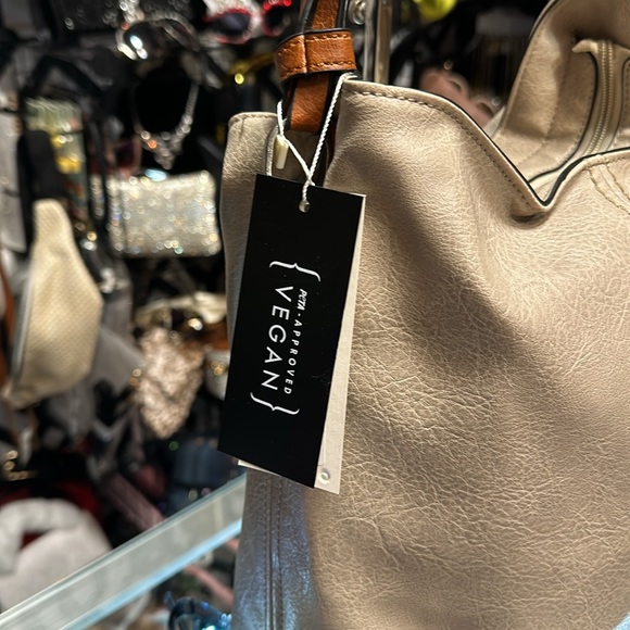 A vegan handbag, style type shoulder hobo cross-body with an extra strap - Picture 3 of 15